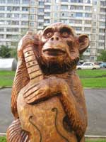 Деревянная скульптура на детской площадке